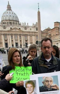 Os pais protestam no Vaticano e acusam Ratzinger, sob a autoridade do qual clérigos conciliares pedófilos puderam violar impunemente seus filhos.